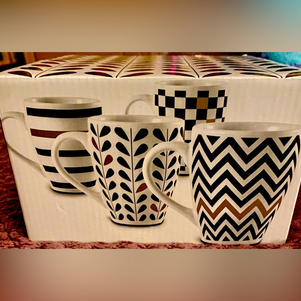 NWT!🖤Macys Black & White 14k Gold Geometric Pattern Coffee Mugs 10oz Gift Set🖤